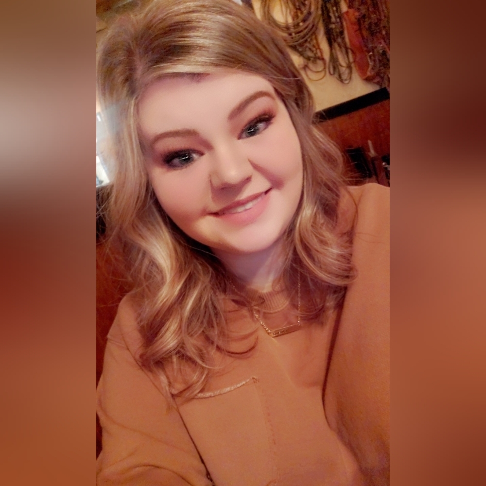 Meet your Posher, Lauren.